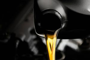 Почему чернеет моторное масло: возможные причины фото